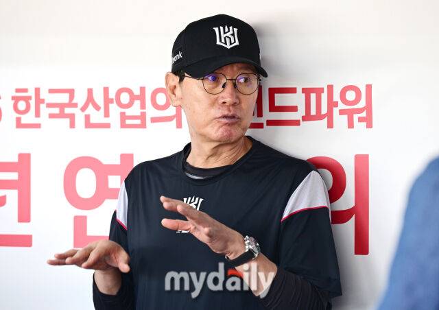9일 경기도 수원 KT위즈파크에서 열린 '2026 신한 SOL BANK KBO리그' 키움 히어로즈 와 KT 위즈 경기. KT 이강철 감독이 경기 전 인터뷰를 하고 있다./마이데일리