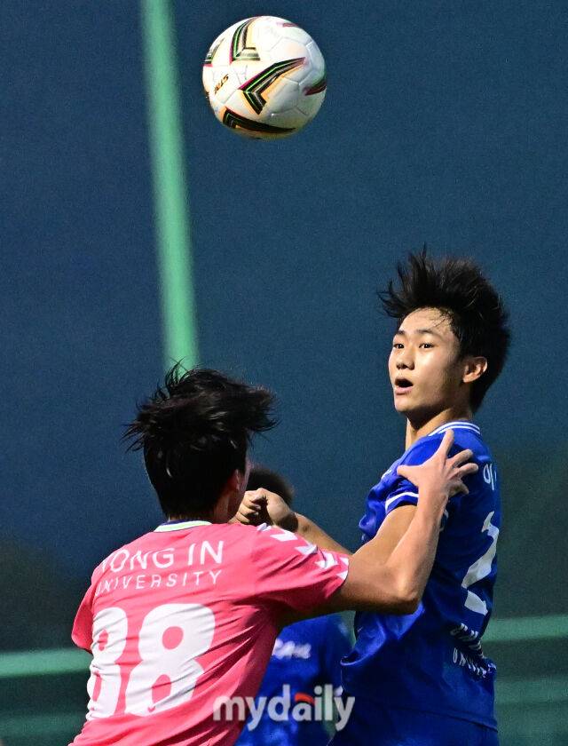 2026년 8월 26일 오후 경상남도 합천군 군민체육공원 2구장에서 열린 '水려한합천 제21회 1.2학년 대학축구연맹전(한.일 교류전 선발)' 죽죽장군기 결승전, 중앙대학교와 용인대학교의 경기.중앙대 이수로가 헤더를 하고 있다./합천군민체육공원=유진형 기자