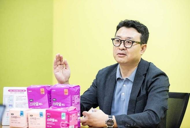 박영웅 유한킴벌리 에이징케어용품사업부문 부사장이 서울 송파구 롯데월드타워에 위치한 본사에서 헤럴드경제와 인터뷰하고 있다.  [유한킴벌리 제공]