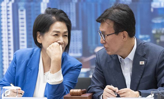 김민석(오른쪽) 더불어민주당 대표와 최민희 수석최고위원이 지난 28일 인천 영종구 인스파이어 리조트에서 열린 최고위원회의 도중 대화하고 있다. [연합]