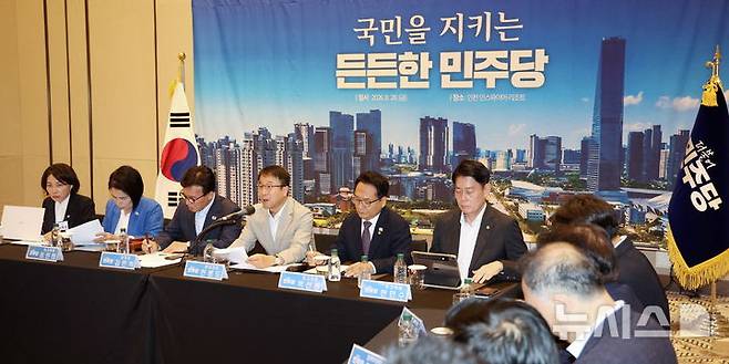 [인천=뉴시스] 고범준 기자 = 한병도 더불어민주당 원내대표가 28일 인천 인스파이어 호텔에서 열린 최고위원회의에서 발언하고 있다. 왼쪽부터 서미화 최고위원, 최민희 최고위원, 김민석 대표, 한병도 원내대표, 박선원 최고위원, 한민수 최고위원. 2026.08.28. bjko@newsis.com