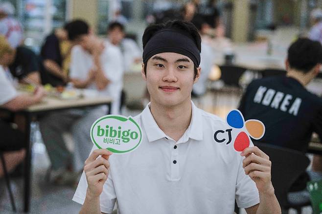 CJ제일제당이 진행한 ‘비비고 데이’에서 포즈를 취하고 있는 수영 국가대표 황선우. CJ제일제당 제공