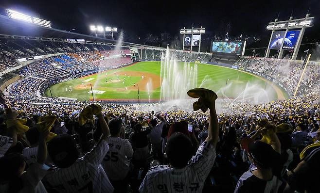 한국야구위원회(KBO)는 26일 "역대 최소 565경기 만에 1000만 관중을 돌파했다"고 밝혔다. KBO에 따르면 이날 누적 관중 1002만4140명을 기록, 2024년부터 3시즌 연속 1000만 관중을 달성했다. 사진은 지난 25일 NC 다이노스와 LG 트윈스의 경기가 열린 서울 송파구 잠실야구장의 모습.   뉴스1