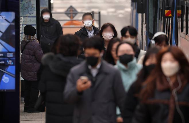 지난해 1월 마스크를 쓰고 출근하는 시민들. 연합뉴스
