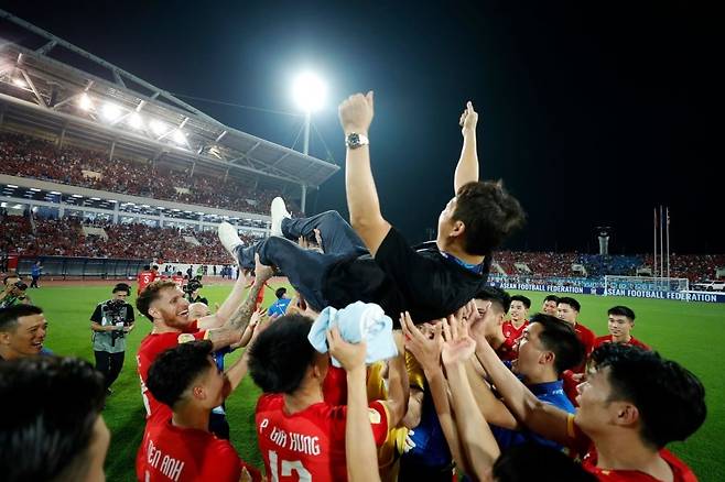 아세안 현대컵 우승 후 선수들로부터 헹가래를 받는 김상식 베트남 축구대표팀 감독. 사진 제공=디제이매니지먼트