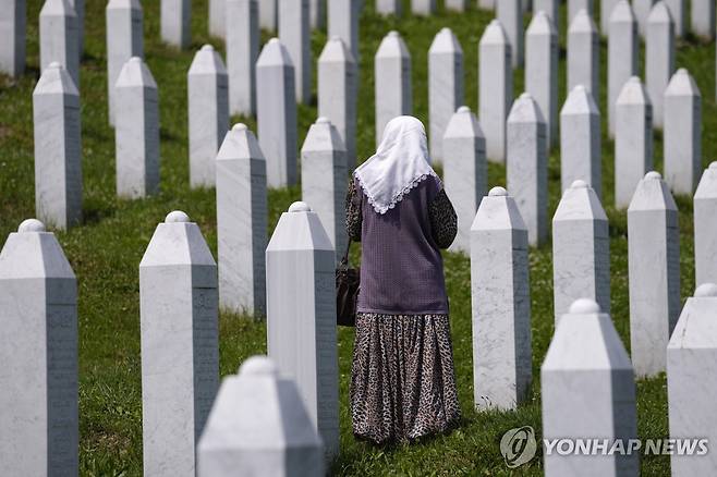2021년 6월 8일 스레브레니차 학살 피해자 묘지 [AP 연합뉴스 자료사진. 재판매 및 DB 금지]
