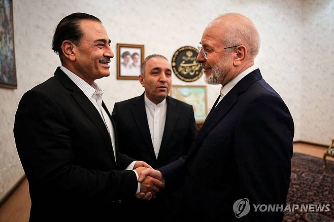 지난 24일 테헤란을 찾아 모하마드 바게르 갈리바프(오른쪽) 이란 의회 의장을 만난 아심 무니르 파키스탄군 총사령관 [로이터=연합뉴스. 재판매 및 DB 금지]