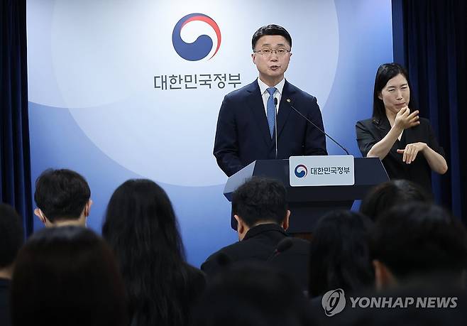 독자 AI파운데이션모델 프로젝트 2차 평가 결과 브리핑 (서울=연합뉴스) 안정원 기자 =  류제명 과학기술정보통신부 2차관이 18일 서울 종로구 정부서울청사에서 독자 AI파운데이션모델 프로젝트 2차 단계평가 결과 브리핑을 하고 있다. 2026.8.18 jeong@yna.co.kr