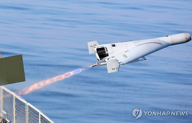 이륙하는 자폭용 드론 (부산=연합뉴스) 손형주 기자 = 지난 25일 부산 남방해역에서 진행된 해군 자폭용 드론 해상운용 검증 전투실험에서 자폭용 드론(무인기)이 고속무인표적정을 타격하기 위해 이륙하고 있다. 이날 전투실험은 마라도함에서 두차례 이륙한 무인기가 해상에 곧바로 추락해 진행되지 못했다. 해군은 해양 운용성을 계속 검증해 나갈 것이라고 설명했다. 2026.8.26 [공동취재] handbrother@yna.co.kr