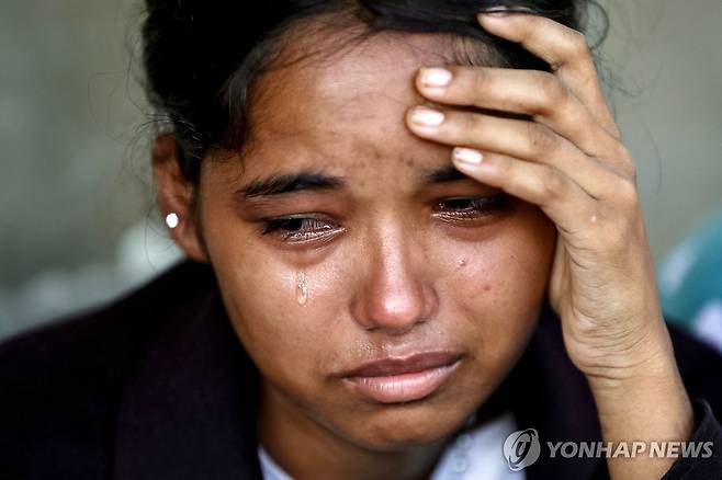 구조된 뒤 눈물 흘리는 네팔 여성  [AFP=연합뉴스. 재판매 및 DB 금지]