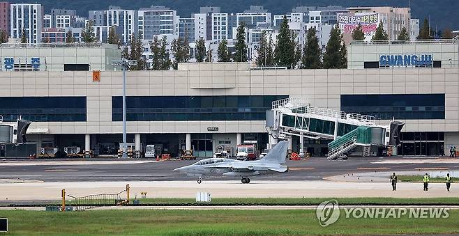 광주 군공항 (전남광주=연합뉴스) 조남수 기자 = 광주 군공항에서 이륙 준비 중인 제1전투비행단 전투기 모습. 2026.8.10 iso64@yna.co.kr