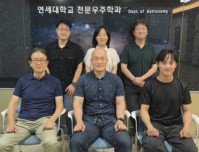 왼쪽부터 이영욱 연세대 천문우주학과·은하진화연구센터 교수, 박승현 박사후연구원, 정철 연구교수, 조혜전 연구교수, 임동욱 연구교수, 손준혁 박사후연구원. 연세대 제공