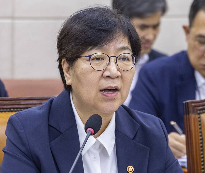 정은경 보건복지부 장관이 지난 21일 국회에서 열린 보건복지위원회 전체 회의에 출석해 의원 질의에 답하고 있다. 연합뉴스
