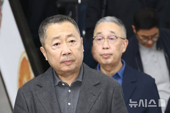 [카트만두(네팔)=뉴시스] 고승민 기자 = 두산그룹 박정원 회장과 박지원 부회장이 29일 네팔 카트만두 트리부발 국제공항을 통해 입국하고 있다. 2026.08.29. kkssmm99@newsis.com