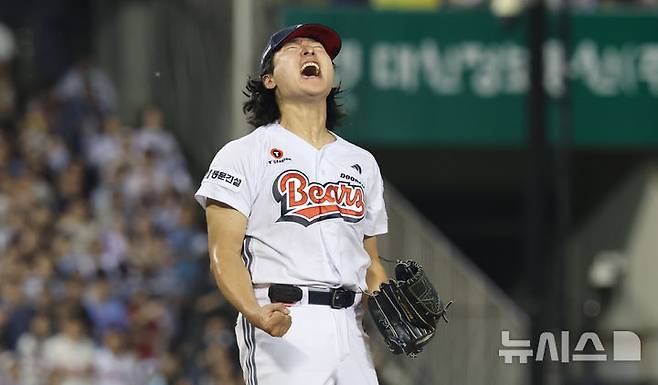 [서울=뉴시스] 박주성 기자 = 23일 오후 서울 송파구 잠실야구장에서 열린 2026 신한 SOL KBO리그  롯데 자이언츠 대 두산 베어스의 경기, 7회를 무실점으로 막은 두산 선발 곽빈이 포효하고 있다. 2026.08.23. park7691@newsis.com
