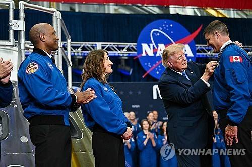 달 탐사 유인 우주선 '아르테미스 2호' 비행사들에게 명예훈장 수여하는 트럼프 [AFP=연합뉴스. 재판매 및 DB 금지]