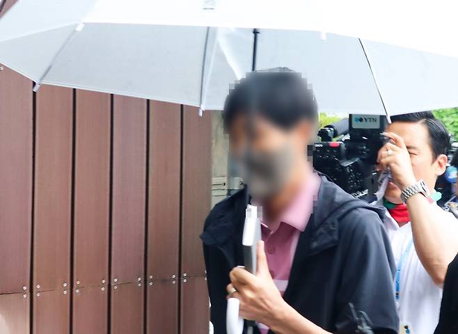 구속 전 피의자 심문 출석하는 전직 경남도 공무원 [촬영 박영민]