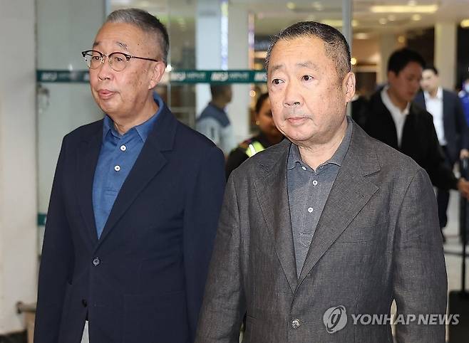 두산에너빌리티 사고 수습을 위해 네팔을 찾은 박정원 두산그룹 회장(오른쪽)과 박지원 부회장이 29일(현지시간) 네팔 카트만두 트리부반 공항을 나서고 있다. 사진=연합뉴스