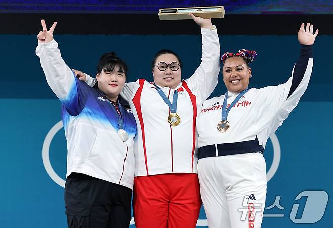 역도 국가대표 박혜정(왼쪽)이 2024 파리올림픽 역도 여자 81kg급 시상식에서 금메달리스트 리웬웬(중국)과 동메달리스트 에밀리 킴벨(영국)과 기념촬영을 하고 있다. (공동취재) 2024.8.11 ⓒ 뉴스1 DB