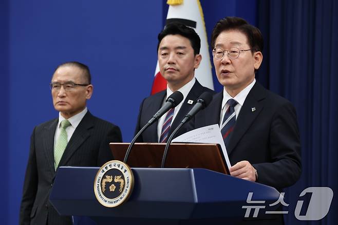 이재명 대통령이 지난 6월 청와대 춘추관에서 유럽·G7 순방 결과를 브리핑하고 있다. 오른쪽부터 이 대통령, 강훈식 비서실장, 위성락 국가안보실장. 2026.6.19 ⓒ 뉴스1 이재명 기자