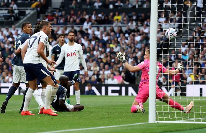 Soccer Football - Premier League - Tottenham Hotspur v Newcastle United - Tottenham Hotspur Stadium, London, Britain - August 29, 2026 Newcastle United's Yoane Wissa scores their second goal REUTERS/Chris Radburn EDITORIAL USE ONLY. NO USE WITH UNAUTHORIZED AUDIO, VIDEO, DATA, FIXTURE LISTS, CLUB/LEAGUE LOGOS OR 'LIVE' SERVICES. ONLINE IN-MATCH USE LIMITED TO 120 IMAGES, NO VIDEO EMULATION. NO USE IN BETTING, GAMES OR SINGLE CLUB/LEAGUE/PLAYER PUBLICATIONS. PLEASE CONTACT YOUR ACCOUNT REPRESENTATIVE FOR FURTHER DETAILS..     TPX IMAGES OF THE DAY

<저작권자(c) 연합뉴스, 무단 전재-재배포, AI 학습 및 활용 금지>