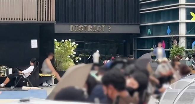 포켓몬카드숍 오픈런을 위해 인근 야외 정원에 사람들이 대기 중이다. /소셜미디어(SNS) 캡처