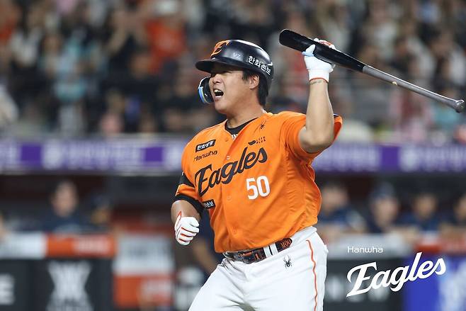 한화이글스 강백호(오른쪽)가 30일 대전 한화생명볼파크에서 열린 NC 다이노스와의 홈경기에서 투런포를 터뜨린 뒤 환호하고 있다. 한화이글스 제공