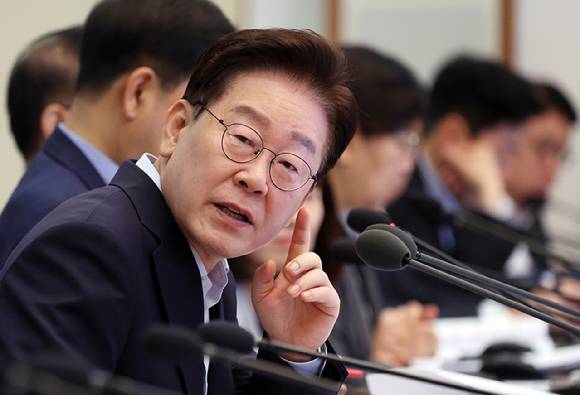 이재명 대통령이 청와대에서 열린 국무회의에서 발언하고 있다. [사진=연합뉴스]