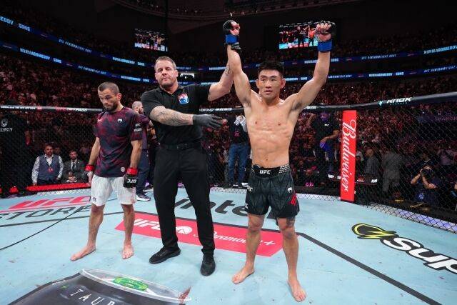 송야동(오른쪽)이 29일 우마르(왼쪽)를 꺾고 환호하고 있다. /UFC 제공