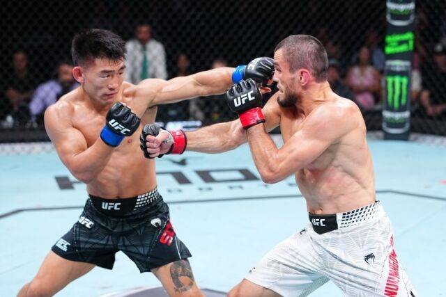 펀치를 날리는 송야동(왼쪽). /UFC 제공