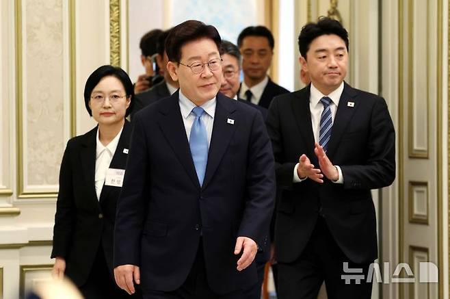 [서울=뉴시스] 김진아 기자= 이재명 대통령이 27일 청와대에서 열린 시장·군수·구청장 초청 오찬 간담회에 입장하고 있다. 2026.08.27. bluesoda@newsis.com