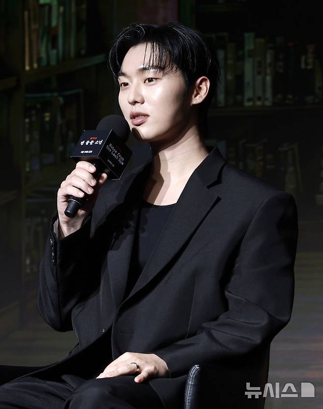 [서울=뉴시스] 김혜진 기자 = 배우 최현욱이 24일 오전 서울 마포구 호텔나루에서 열린 넷플릭스 '맨 끝줄 소년' 제작발표회에서 인사말을 하고 있다. 2026.06.24. jini@newsis.com