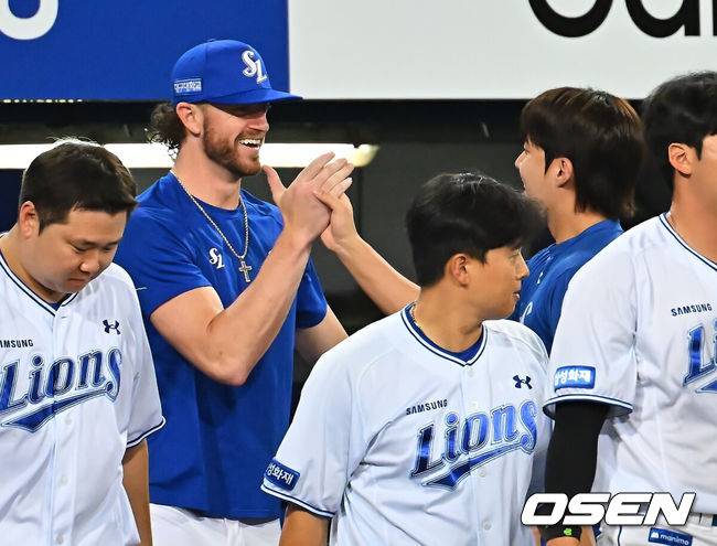 [OSEN=대구, 이석우 기자] 29일 대구삼성라이온즈파크에서 2026 신한 SOL KBO 리그 삼성 라이온즈와 KT 위즈의 경기가 열렸다. 홈팀 삼성은 페덱이, 방문팀 KT는 로건이 선발 출전했다. 삼성 라이온즈 페덱이 KT 위즈에 4-2로 승리한 후 원태인과 기쁨을 나누고 하고 있다. 2026.08.29 / foto0307@osen.co.kr