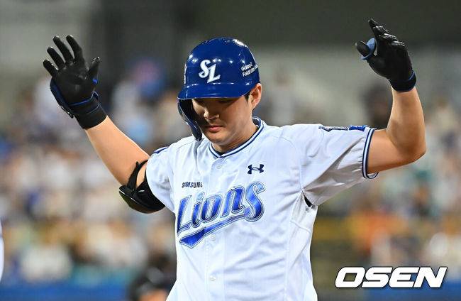 [OSEN=대구, 이석우 기자] 29일 대구삼성라이온즈파크에서 2026 신한 SOL KBO 리그 삼성 라이온즈와 KT 위즈의 경기가 열렸다. 홈팀 삼성은 페덱이, 방문팀 KT는 로건이 선발 출전했다. 삼성 라이온즈 구자욱이 5회말 1사 3루 중견수 앞 1타점 안타를 치고 기뻐하고 있다. 2026.08.29 / foto0307@osen.co.kr