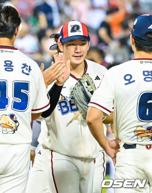 [OSEN=잠실, 민경훈 기자] 29일 서울 잠실야구장에서 ‘2026 신한 SOL Bank KBO리그’ 두산 베어스와 키움 히어로즈의 경기가 열렸다.이 경기에서 두산이 키움에 7-2로 승리했다.&nbsp;5위 두산은 2연패에서 탈출하며 시즌 60승(4무 52패) 고지를 밟았다. 반면 최근 3연패, 원정 5연패에 빠진 최하위 키움은 42승 3무 75패가 됐다.&nbsp;경기를 마치고 두산 안재석이 동료들과 하이파이브를 하고 있다. 2026.08.29 / rumi@osen.co.kr