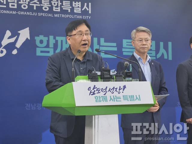 ▲국립의과대학 신설 추진을 위한 심사 연구 책임자를 맡고 있는 김대성 전남연구원 박사가 30일 광주청사에서 열린 기자회견에서 심사 결과를 발표하고 있다.2026.08.30ⓒ프레시안(김보현)