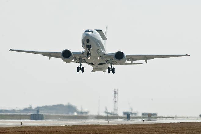 공군 E-737 공중조기경보통제기가 착륙을 위해 활주로에 접근하고 있다. 세계일보 자료사진