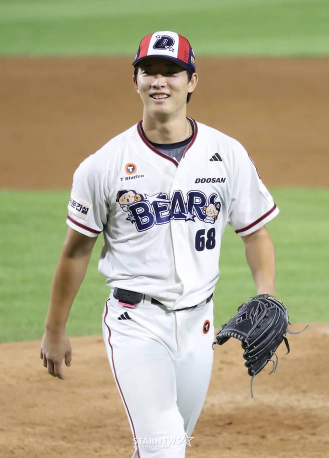 2026 신한 SOL KBO리그 두산 베어스 대 키움 히어로즈 경기가 30일 서울 잠실야구장에서 열렸다.  두산 선발 최민석이 5회 투구를 마친 후 포수 양의지와 미소를 주고받으며 더그아웃으로 향하고 있다. /사진=김진경 kim.jinkyung@