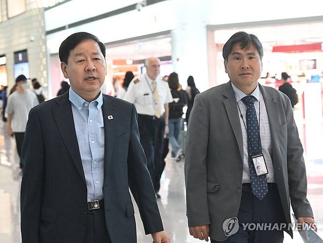 구윤철, 개각 소식에 G20 취소했다가 번복…예정대로 미국 출국 (서울=연합뉴스) 구윤철 부총리 겸 재정경제부 장관이 30일 '주요 20개국(G20) 재무장관 중앙은행총재 회의'에 참석하기 위해 인천공항에 도착하고 있다. 이날 구 부총리는 공항에 도착해 자신이 개각 교체 대상에 포함된다는 소식을 듣고 미국 출장 일정을 취소했다가 참석하기로 결정, 예정대로 출국했다. 2026.8.30 [재정경제부 제공. 재판매 및 DB 금지] photo@yna.co.kr