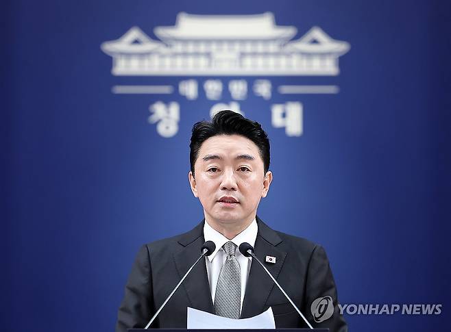 강훈식 비서실장, 2차 개각 인사 발표 (서울=연합뉴스) 김도훈 기자 = 강훈식 비서실장이 30일 청와대 춘추관에서 인사 관련 브리핑을 하고 있다. 2026.8.30 superdoo82@yna.co.kr