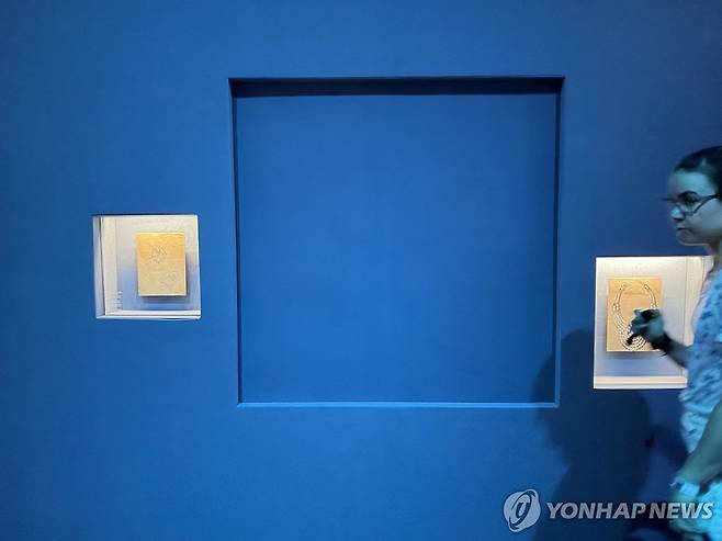 도난당한 목걸이가 전시돼 있던 자리. 현재는 파란색 패널이 진열장을 가리고 있다. [AFP=연합뉴스. 재판매 및 DB 금지]