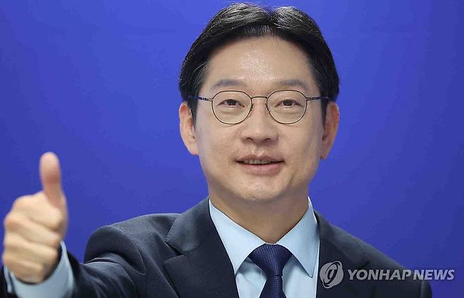 민주당 김경수 경남지사 후보 (창원=연합뉴스) 김동민 기자 = 더불어민주당 김경수 경남지사 후보가 지난 8일 경남 창원시 성산구 김 후보 캠프에서 연합뉴스와 인터뷰에 앞서 사진 촬영을 하고 있다. 2026.5.12 image@yna.co.kr