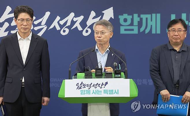 민형배 시장, 국립 의대 신설 후보지로 순천대 (전남광주=연합뉴스) 민현기 기자 = 민형배 전남광주통합특별시장이 30일 오후 특별시청 광주청사에서 열린 국립 의대 신설 후보대학 발표 기자회견에서 순천대를 선정하게 된 배경을 설명하고 있다. 2026.8.30 mhk0226@yna.co.kr