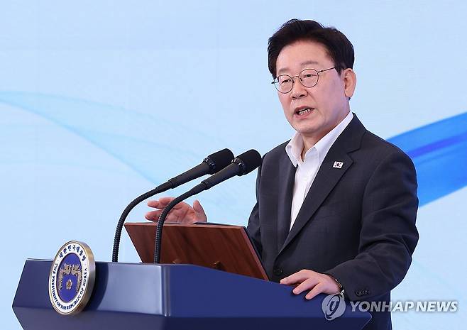 이재명 대통령, 청년 예산 설명회 발언 (서울=연합뉴스) 한상균 기자 = 이재명 대통령이 28일 청와대에서 열린 '청년예산 언박싱 2027' 행사에서 발언하고 있다. 이번 행사는 내년도 정부 예산안 발표에 앞서 청년 예산과 주요 사업을 설명하기 위해 마련됐다. 2026.8.28 [청와대통신사진기자단] xyz@yna.co.kr