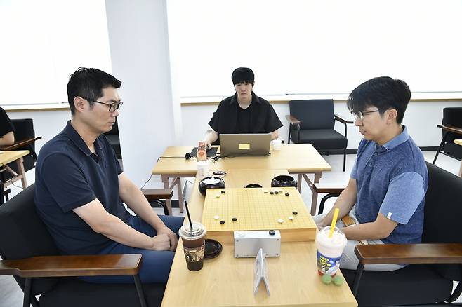 목진석(오른쪽)이 삼성화재배 시니어조 결승에서 한종진을 꺾고 본선에 올랐다. [한국기원 제공. 재판매 및 DB 금지]