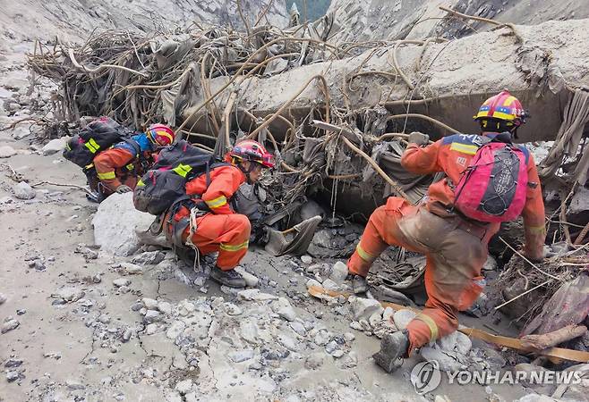 중국 티베트 수색 구조작업 [CNS/AFP=연합뉴스. 재판매 및 DB금지]
