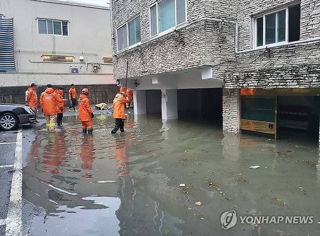 울산 호우 피해…배수 작업 (울산=연합뉴스) 30일 오후 울산시 동구 한 주택에서 소방대원이 배수 작업을 하고 있다. 2026.8.30 [울산소방본부 제공. 재판매 및 DB 금지] image@yna.co.kr