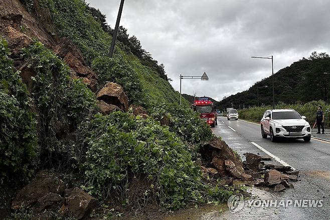 도로 덮친 산사태 (강진=연합뉴스) 30일 오후 전남광주 강진군 성전면 월남리 풀치터널 인근 도로에 산사태로 토사와 바위가 쏟아져 1개 차로가 통제되고 있다. 이날 오후 6시 기준 강진은 나흘간 85.1㎜의 비가 내렸다. 2026.8.30 [전남광주통합소방본부 제공. 재판매 및 DB 금지] mhk0226@yna.co.kr