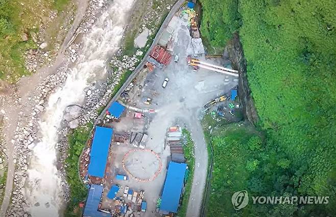 네팔 어퍼트리슐리(UT)-1 수력발전소 건설 현장 일대 (서울=연합뉴스) 지난 26일 네팔 중북부의 히말라야 산악지대에서 대규모 홍수가 발생해 현지에서 수력발전소를 짓던 한국인 근로자 9명의 연락이 두절되면서 해당 기업이 27일 현지로 대응 인력을 급파했다. 
    사진은 두산에너빌리티가 지난 2023년 홍보 영상을 통해 소개한 네팔 어퍼트리슐리(UT)-1 수력발전소 건설 현장 일대 모습. 두산에너빌리티는 발전소의 설계·조달·시공(EPC) 공사를 수행 중이다. 2026.8.27 [두산에너빌리티 TV 유튜브 캡처. 재판매 및 DB 금지] photo@yna.co.kr