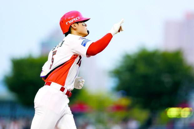 KIA 타이거즈 김도영이 홈런을 친 뒤 세리머니하고 있다. 이미 개인 한 시즌 최다 홈런(39개)을 넘어선 김도영이 이번 주 창원 NC전 등 6연전에서 KBO 최연소 40홈런 대기록을 달성할 수 있을지 관심이 쏠리고 있다.   <KIA 타이거즈 제공>